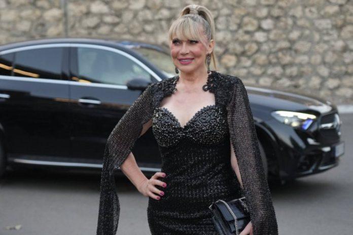 golisava-suzana-jovanovic:-sasina-udovica-u-mini-bikiniju,-pokazala-izvajano-telo,-ovo-je-jedina-slika-u-kupacem!