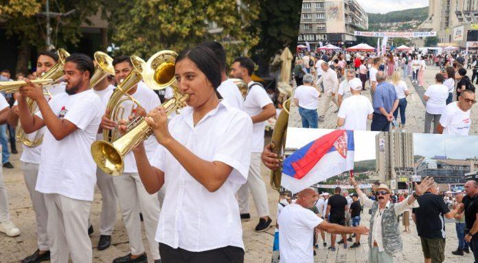uzivo-veliki-broj-ljudi-na-skupu-u-uzicu-dosli-iz-svih-krajeva-zapadne-srbije-da-podrze-vucica,-ori-se-truba,-trobojke-se-vijore-na-sve-strane-(video)