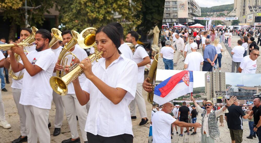 uzivo-veliki-broj-ljudi-na-skupu-u-uzicu-dosli-iz-svih-krajeva-zapadne-srbije-da-podrze-vucica,-ori-se-truba,-trobojke-se-vijore-na-sve-strane-(video) uzivo-veliki-broj-ljudi-na-skupu-u-uzicu-dosli-iz-svih-krajeva-zapadne-srbije-da-podrze-vucica,-ori-se-truba,-trobojke-se-vijore-na-sve-strane-(video)
