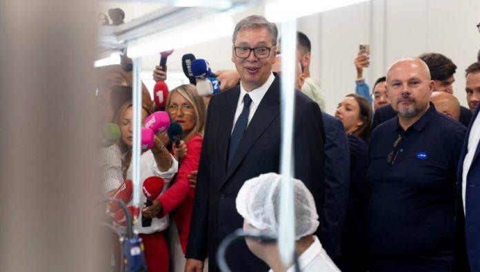 jedni-rade,-a-drugi?-vucic-otvorio-fabriku-robota,-a-blokaderi?