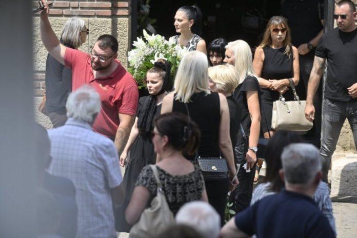 cerka-preminulog-pevaca-prekinula-cutanje!-milica-bajic-poslala-snaznu-poruku,-pomenula-manipulacije-i-bezocne-lazi!
