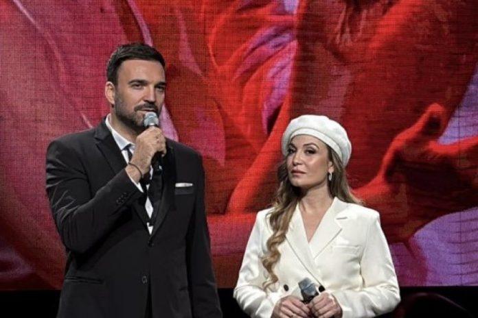 drama-na-koncertu-jelene-tomasevic!-pevacica-vrstala-od-straha,-ivan-ga-momentalno-otreso-o-patos!-(video)