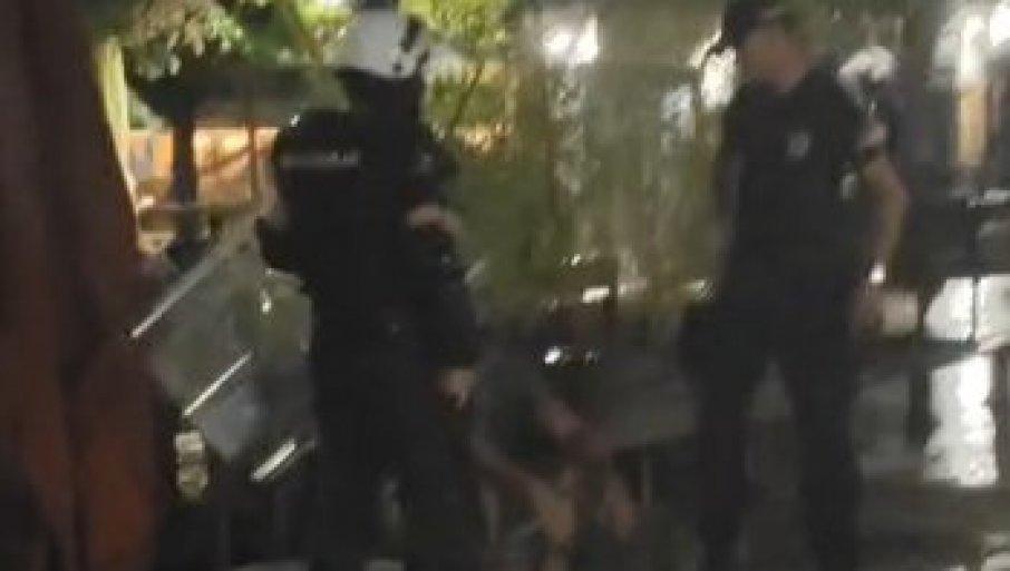 policiju-i-aktiviste-sns-napao-cekicem:-uhapsen-blokader-manijak-u-uzicu-(video) policiju-i-aktiviste-sns-napao-cekicem:-uhapsen-blokader-manijak-u-uzicu-(video)
