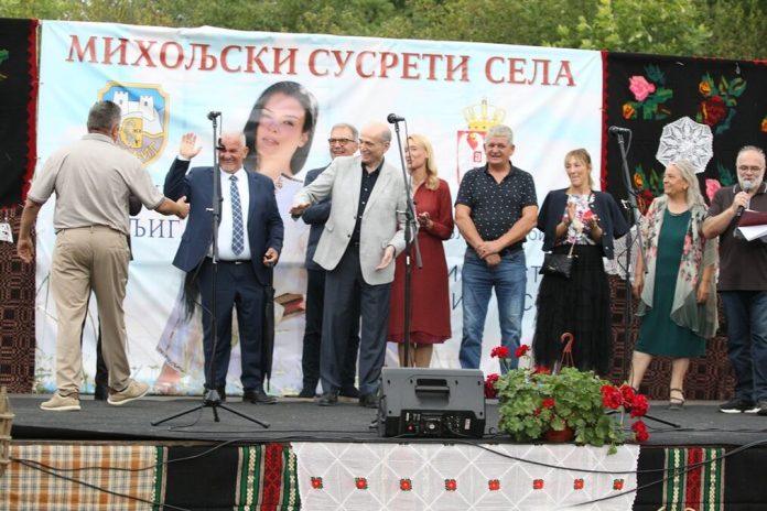 “sjedinismo-jugoistok-srbije-u-pluzini!”-krkobabic-na-miholjskim-susretima-sela-u-svrljigu:-zavicajni-folklor,-belmuz-i-janija-na-skupu-zajednistva!-(foto)