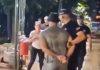 BRUKA! Blolader čekićem napadao okupljene građane koji podržavaju Aleksandra Vučića, ali i medije (VIDEO) bruka!-blolader-cekicem-napadao-okupljene-gradane-koji-podrzavaju-aleksandra-vucica,-ali-i-medije-(video)