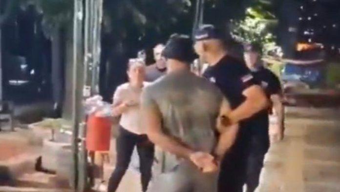 bruka!-blolader-cekicem-napadao-okupljene-gradane-koji-podrzavaju-aleksandra-vucica,-ali-i-medije-(video)