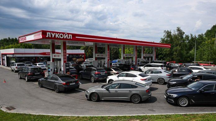 novi-udar-na-ruske-naftne-gigante!-aplikacije-lukoila-i-teboila-potpuno-nestale-sa-telefona:-korisnike-sacekala-poruka-koju-smo-imali-za-nis