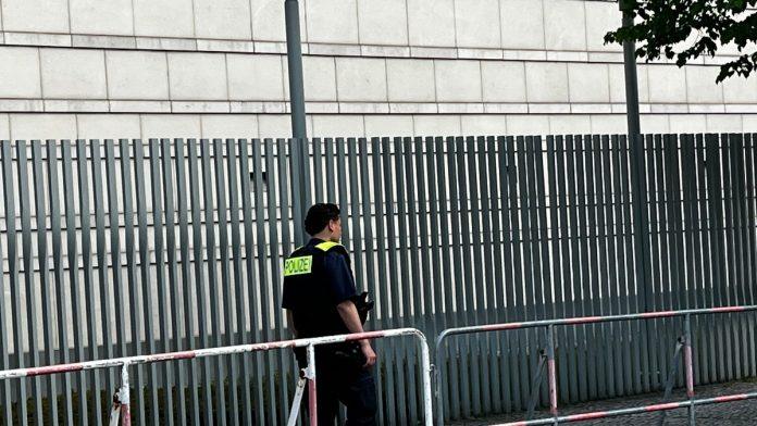 filmsko-bekstvo-srbina-iz-zatvora-u-nemackoj!-presekao-resetke-na-trecem-spratu,-pa-preko-krova-nestao-bez-traga:-policija-na-nogama,-traze-“putujuceg-prestupnika”