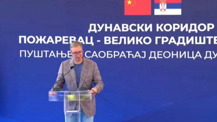 vucic-jos-jednom-pokazao-da-su-mu-ljudi-najvazniji:-predsednik-pomerio-govornicu-da-bi-video-narod-(video)