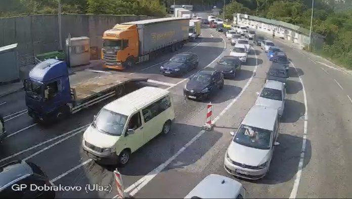 kilometarske-kolone-na-ovoj-granici-srbi-krenuli-kuci-sa-mora,-automobilima-nema-kraja!-u-najboljem-slucaju-ceka-se-sat-vremena-na-ulazak-u-zemlju