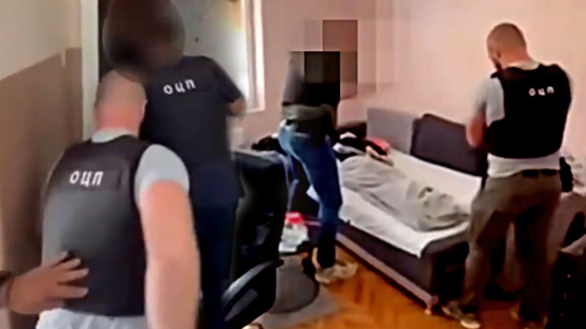 iz-stanova-u-beogradu-trazili-milione,-onda-je-policija-ovnom-razvalila-vrata!-“blic”-otkriva-detalje-hapsenja-najopasnije-hakerske-grupe-na-balkanu:-mladici-i-tinejdzer-(17)-ucenjivali-drzave,-a-onda-je-jedan-potez-zaustavio-haos-(foto,-video) iz-stanova-u-beogradu-trazili-milione,-onda-je-policija-ovnom-razvalila-vrata!-“blic”-otkriva-detalje-hapsenja-najopasnije-hakerske-grupe-na-balkanu:-mladici-i-tinejdzer-(17)-ucenjivali-drzave,-a-onda-je-jedan-potez-zaustavio-haos-(foto,-video)
