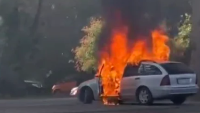 dramaticne-scene-na-novom-beogradu-izgoreo-automobil,-na-licu-mesta-vatrogasci-(video)