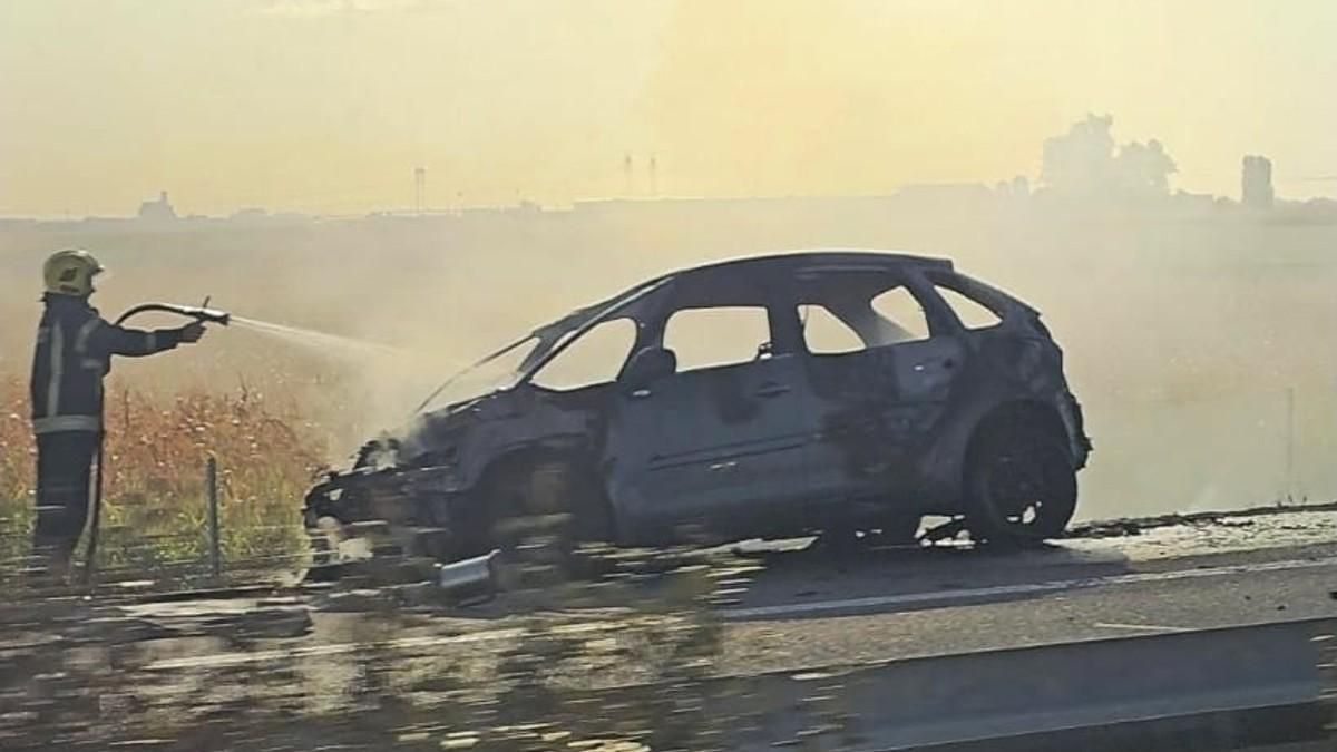 (foto,video)-izgoreo-automobil-kod-indije-drama-na-auto-putu:-stvaraju-se-zastoji (foto,video)-izgoreo-automobil-kod-indije-drama-na-auto-putu:-stvaraju-se-zastoji