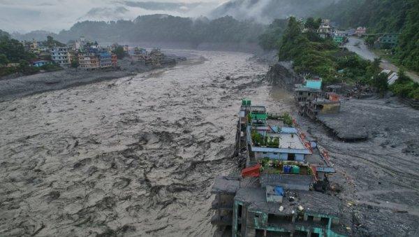 nisam-smeo-vise-da-cekam-heroj-nepala:-direktor-skole-spasao-900-dece-od-smrtonosne-bujice-u-nepalu nisam-smeo-vise-da-cekam-heroj-nepala:-direktor-skole-spasao-900-dece-od-smrtonosne-bujice-u-nepalu