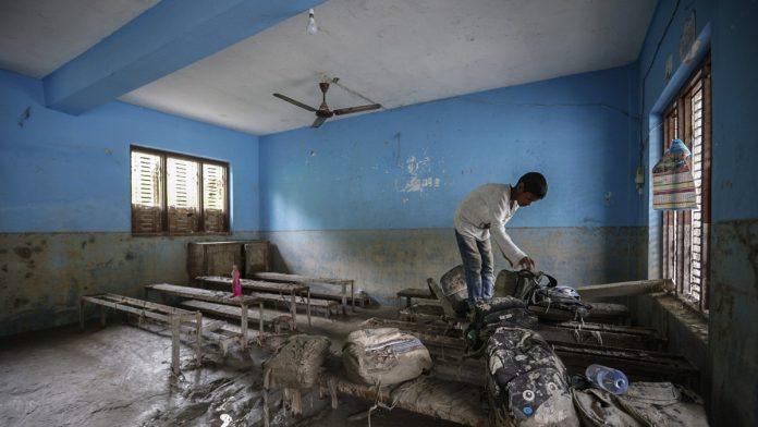 “da-smo-odluku-doneli-samo-10-minuta-kasnije…”-direktor-skole-spasao-900-dece-nekoliko-minuta-pre-smrtonosnog-talasa-u-nepalu-(foto)