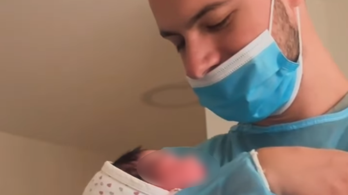 (foto)-porodila-se-zvezda-granda-ponosni-otac-objavio-prvu-fotografiju-bebe:-“dobrodosla,-osmehu-moj” (foto)-porodila-se-zvezda-granda-ponosni-otac-objavio-prvu-fotografiju-bebe:-“dobrodosla,-osmehu-moj”