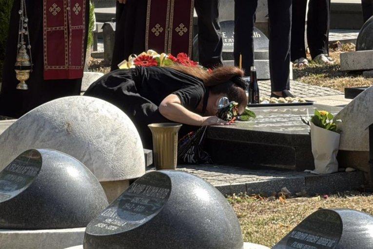 mala-cana-ispunila-poslednju-zelju-pokojnom-andriji:-pojavila-se-na-grobu-sama,-ono-sto-je-uradila-ce-vas-najeziti! mala-cana-ispunila-poslednju-zelju-pokojnom-andriji:-pojavila-se-na-grobu-sama,-ono-sto-je-uradila-ce-vas-najeziti!