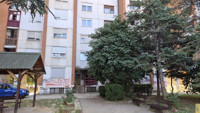 tragedija-u-nisu-tela-majke-i-sina-pronadena-u-stanu,-oglasile-se-komsije:-“danima-se-osecao-neprijatan-miris-u-zgradi”-(foto)