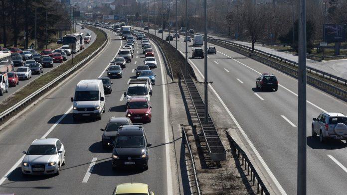 “ko-presece-ovu-kolonu-pratice-ga-losa-sreca”:-ablendovanje,-sva-cetiri-migavca,-sirena-u-razlicitim-zemljama-imaju-drugacije-znacenje,-a-negde-se-i-papreno-kaznjava