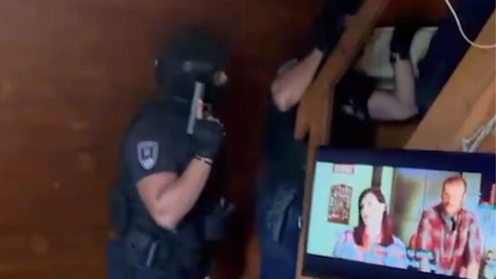 predstavio-se-kao-taksista,-pa-ih-oteo-i-drzao-vezane-na-tavanu!-saslusani-muskarci-osumnjiceni-za-otmicu-u-beogradu:-tukli-ih-i-pretili-ubistvom,-pa-trazili-po-10.000-evra-za-otkup