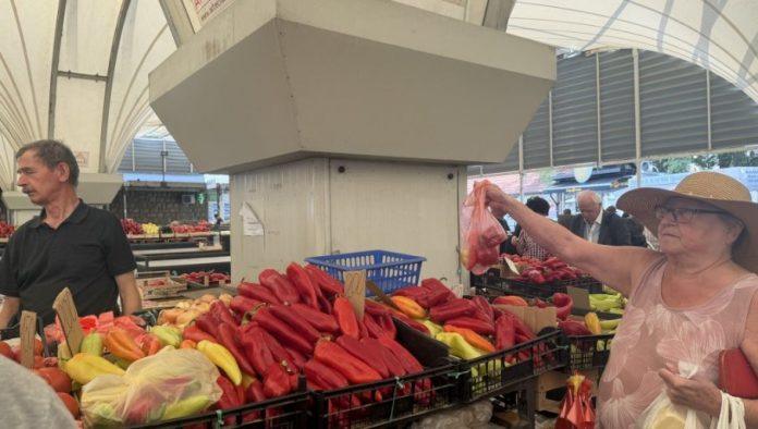 stigle-“ajvarke”,-cena-150-dinara:-bogata-ponuda-povrca-i-voca-na-beogradskim-pijacama,-paprika-u-prvom-planu