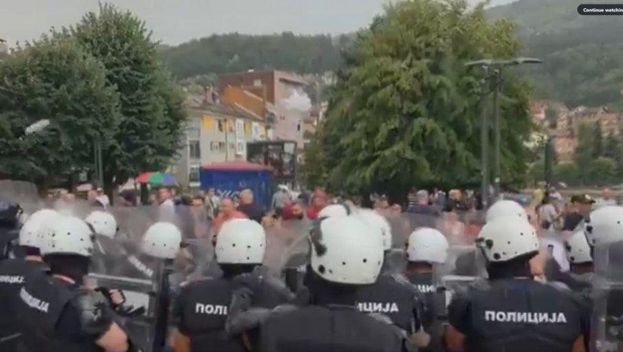 blokaderi-teroristi-napali-gradane-u-uzicu-zbog-majica-sa-likom-generala-mladica:-antisprska-inicijativa-mladih-za-ljudska-prava-sve-potvrdil blokaderi-teroristi-napali-gradane-u-uzicu-zbog-majica-sa-likom-generala-mladica:-antisprska-inicijativa-mladih-za-ljudska-prava-sve-potvrdil