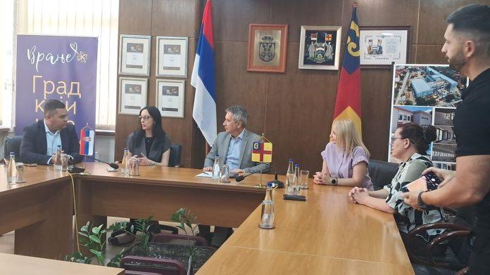 vranje-ne-zaboravlja-svoje-najmlade-ministarstvo-za-brigu-o-porodici-i-demografiju-uoci-pocetka-skolske-godine-doniralo-prvacima-ranceve-sa-skolskim-priborom