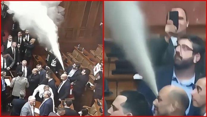 “nije-fer,-gospodine-lazovicu…”-blokaderi-eksperti-u-rukovanju-protivpozarnim-aparatom,-ali-samo-u-institucijama-i-protiv-ljudi-(video)