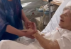 Jedna od najstarijih pevačica sa naših prostora u bolnici, koleginica joj peva i drži je za ruku: “Susret je bio ispunjen suzama” (VIDEO) jedna-od-najstarijih-pevacica-sa-nasih-prostora-u-bolnici,-koleginica-joj-peva-i-drzi-je-za-ruku:-“susret-je-bio-ispunjen-suzama”-(video)