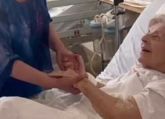 Jedna od najstarijih pevačica sa naših prostora u bolnici, koleginica joj peva i drži je za ruku: “Susret je bio ispunjen suzama” (VIDEO) jedna-od-najstarijih-pevacica-sa-nasih-prostora-u-bolnici,-koleginica-joj-peva-i-drzi-je-za-ruku:-“susret-je-bio-ispunjen-suzama”-(video)