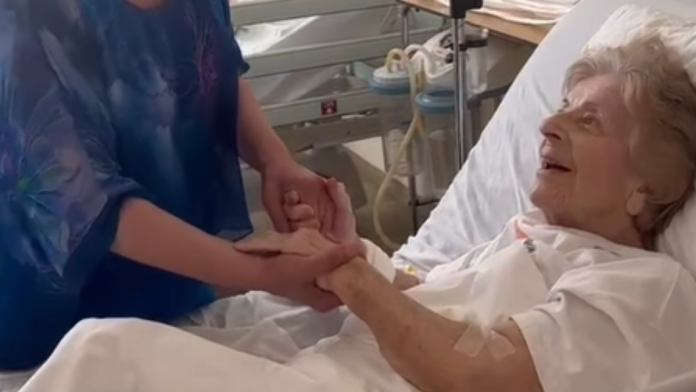 jedna-od-najstarijih-pevacica-sa-nasih-prostora-u-bolnici,-koleginica-joj-peva-i-drzi-je-za-ruku:-“susret-je-bio-ispunjen-suzama”-(video)