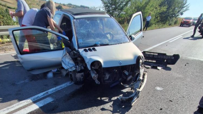 teska-nesreca-u-knicu-ima-povredenih,-automobil-se-zakucao-u-zastitnu-ogradu
