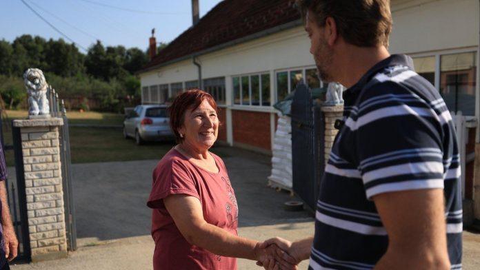gradonacelnik-kragujevca-posetio-dimitrijevice,-pa-sa-njihovim-devojcicama-otisao-na-prvi-skolski-dan