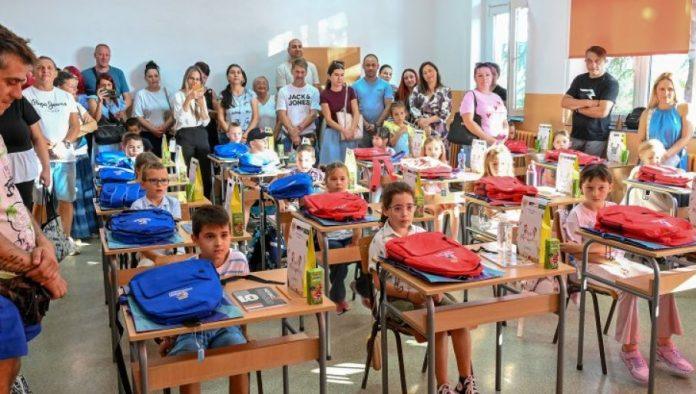 zvonilo-za-pocetak-skolske-godine:-u-klupe-selo-530000-osnovaca-i-240.000-srednjoskolaca-(foto)
