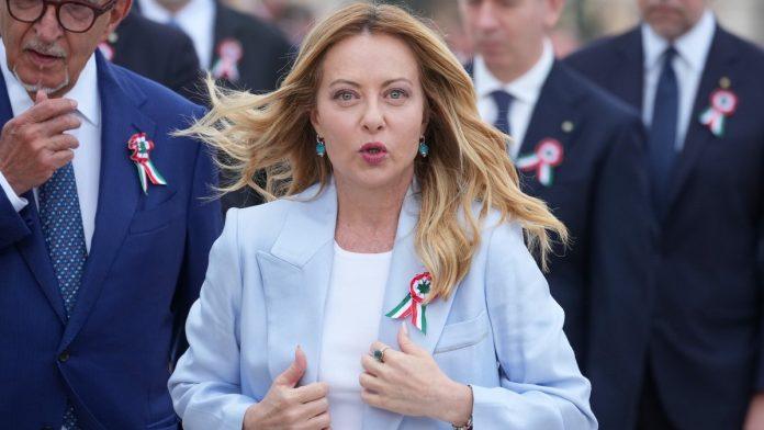 kontroverzna-celicna-dama-konzervativna-mocnica-se-rastala-se-partnerom-nakon-izjave-o-grupnom-odnosu,-na-ivici-je-da-upise-rekord,-ali-jedan-muskarac-joj-dise-za-vratom