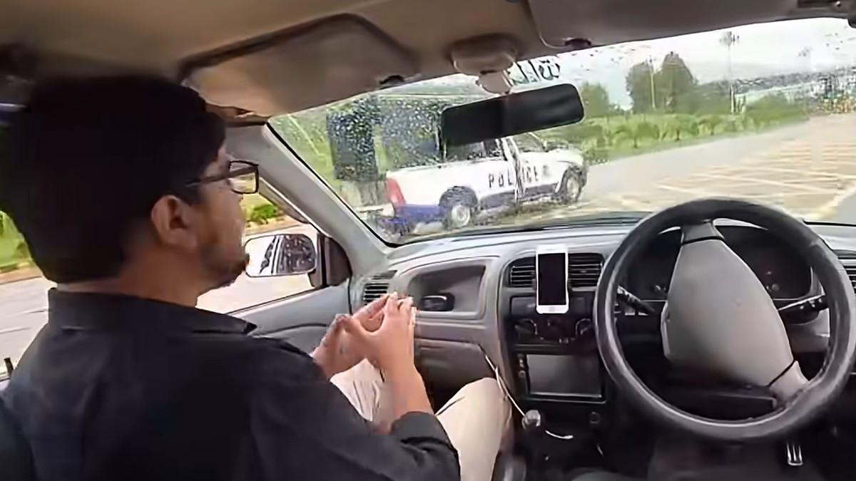 pokazivao-automobil-na-daljinsko-upravljanje,-pa-se-zakucao-u-policiju:-kamere-sve-snimile,-snimak-postao-viralan pokazivao-automobil-na-daljinsko-upravljanje,-pa-se-zakucao-u-policiju:-kamere-sve-snimile,-snimak-postao-viralan