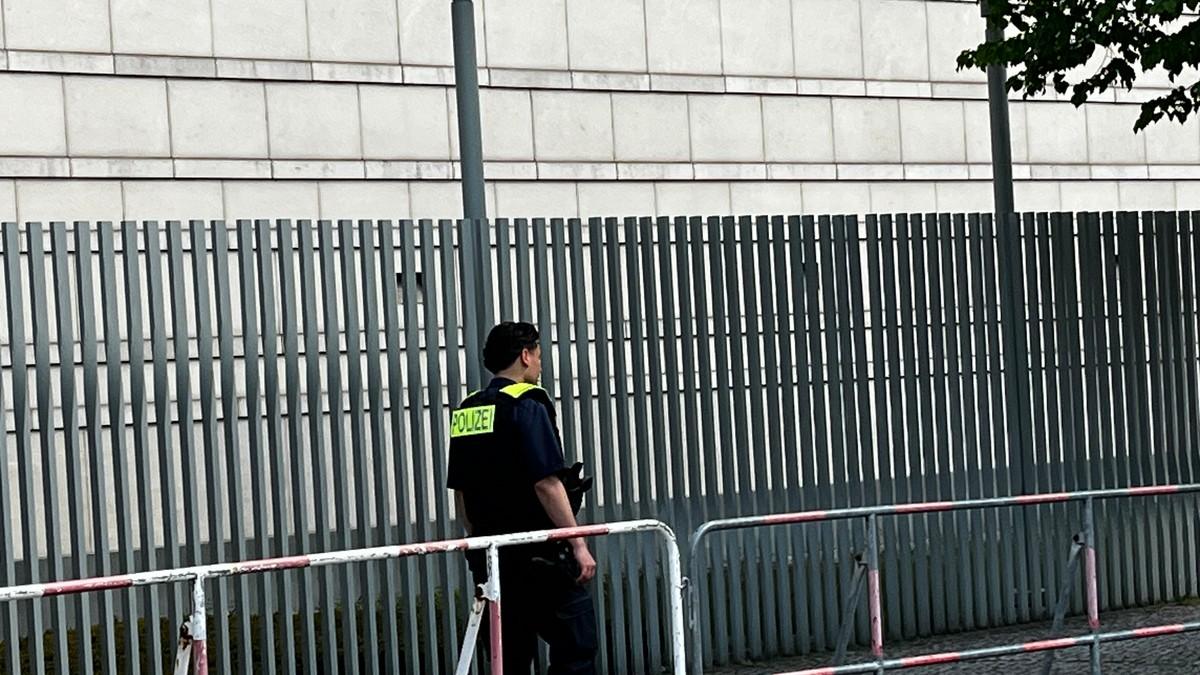 srbin-pokusao-da-zastiti-zenu,-pa-isecen-po-licu!-uzasu-berlinu:-policija-odmah-reagovala srbin-pokusao-da-zastiti-zenu,-pa-isecen-po-licu!-uzasu-berlinu:-policija-odmah-reagovala
