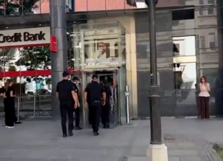 Полиција у Уникредит банци, проверава документацију о хипотеци над зградом у Војводе Степе Полиција-у-Уникредит-банци,-проверава-документацију-о-хипотеци-над-зградом-у-Војводе-Степе
