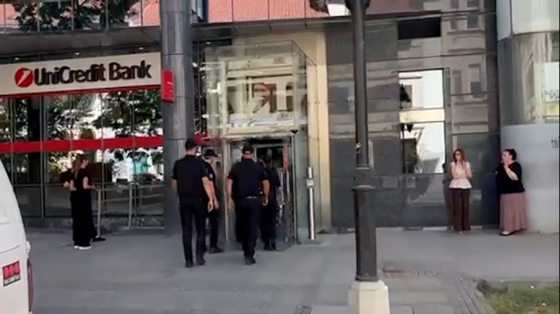 Полиција-у-Уникредит-банци,-проверава-документацију-о-хипотеци-над-зградом-у-Војводе-Степе Полиција-у-Уникредит-банци,-проверава-документацију-о-хипотеци-над-зградом-у-Војводе-Степе