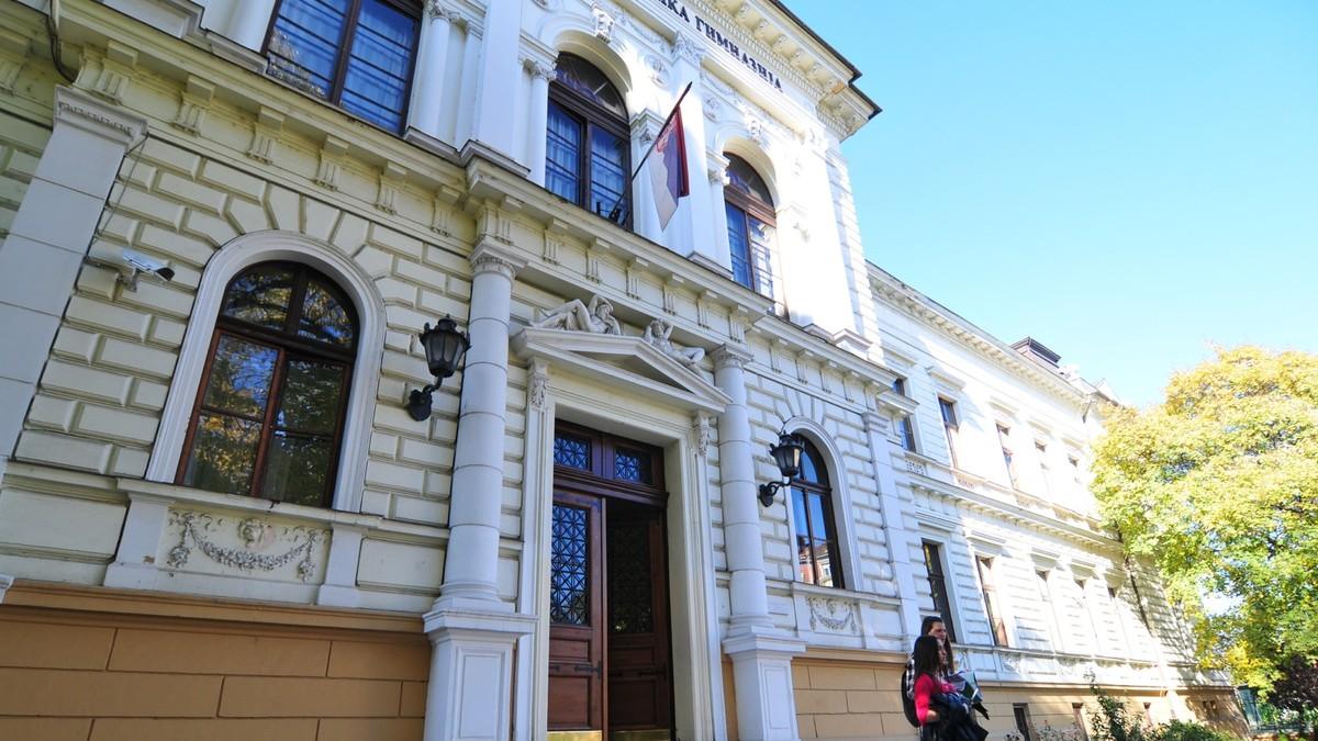 daci-usli-u-kancelariju-direktora-jovine-gimnazije-u-novom-sadu,-vikali-i-protestvovali,-on-pozvao-policiju daci-usli-u-kancelariju-direktora-jovine-gimnazije-u-novom-sadu,-vikali-i-protestvovali,-on-pozvao-policiju