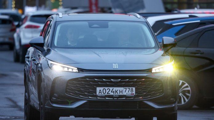 i-rusi-ulaze-na-trziste:-veliki-planovi-moskvica,-prvi-hibrid-stize-2027,-a-ove-godine-zele-da-proizvedu-vise-od-20.000-vozila