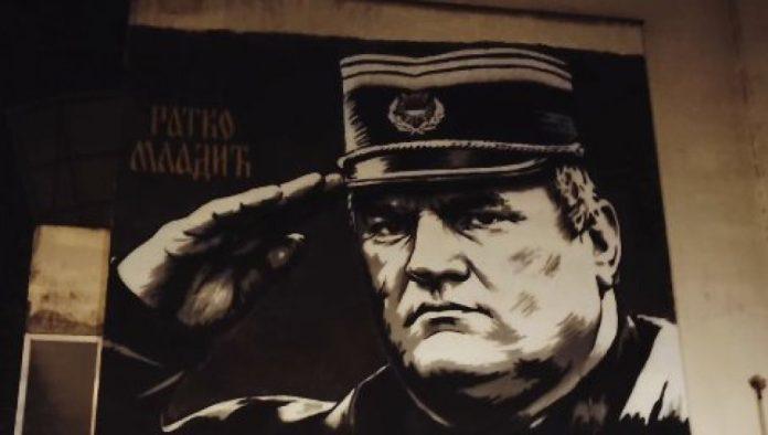“krstice-se-i-ko-nece”-obrenovac-se-spektakularno-oprostio-od-generala-ratka-mladica-(video)