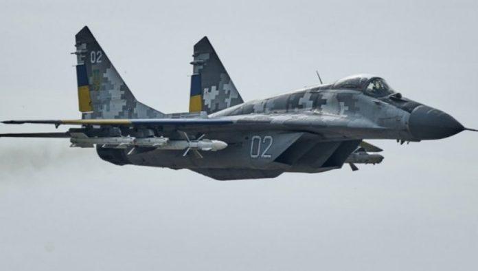 fenomenalan-snimak-sa-fronta:-ukrajinski-mig-29-u-brisucem-letu-sovjetskom-raketom-r-60-unistio-ruski-„banderol“!-(video)