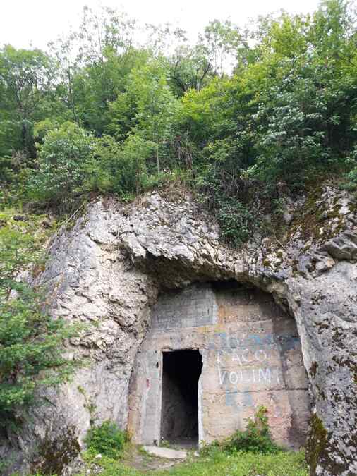 nemci-poceli,-tito-nastavio,-a-onda-je-sve-stalo!-ovo-je-najtajanstvenija-fabrika-sfrj:-kilometri-tunela-i-prazne-hale-u-kojima-nijedan-metak-nije-napravljen! nemci-poceli,-tito-nastavio,-a-onda-je-sve-stalo!-ovo-je-najtajanstvenija-fabrika-sfrj:-kilometri-tunela-i-prazne-hale-u-kojima-nijedan-metak-nije-napravljen!