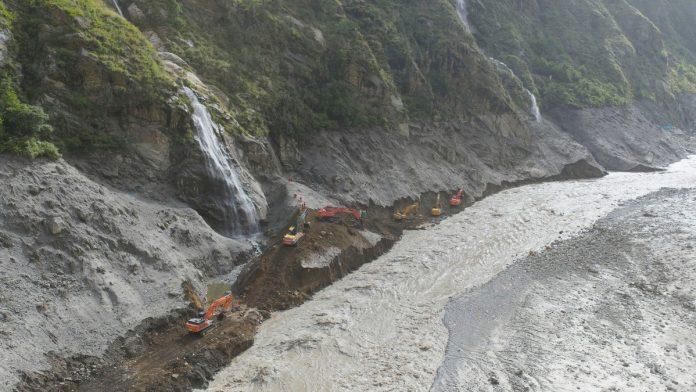 jezero-smrti-sprema-kataklizmu!-2-miliona-kubika-vode-samo-sto-ne-probije-branu:-svet-u-strahu-od-nove-apokalipse-na-granici-kine-i-nepala!-(foto,-video)