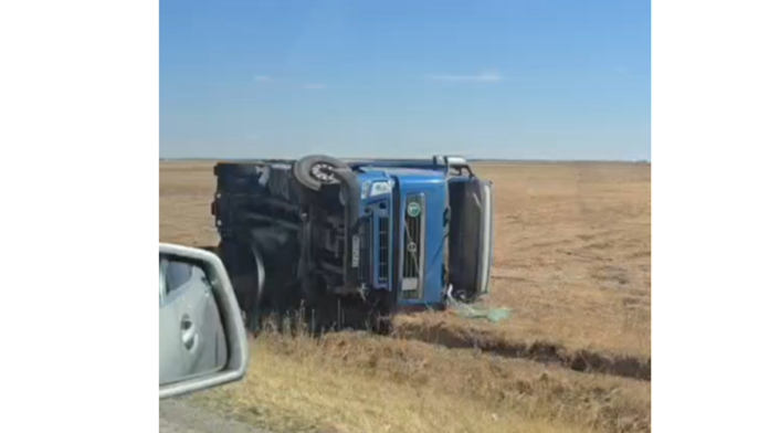 vozila-se-prevrnula-na-njivu!-teska-nesreca-na-putu-melenci-basaid,-sudarili-se-automobil-i-kamion-(video)