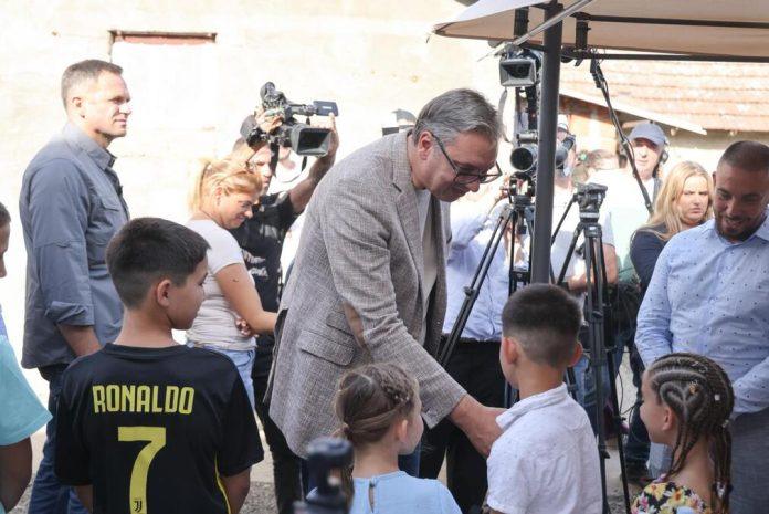 vucic-posetio-porodicu-kavai-sa-11-dece:-divna-porodica!-lepo-je-videti-kako-stariji-paze-na-mlade,-pomazu-majci-i-koliko-u-ovoj-kuci-ima-sloge-i-ljubavi-(foto)