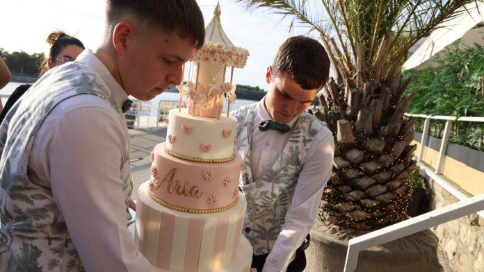 torta-na-5-spratova-sa-vrteskom-kao-iz-bajke-aleksandra-prijovic-i-filip-za-1.-rodendan-male-arije-izabrali-luksuznu-tortu:-evo-koja-pevacica-ce-pevati-na-gala-proslavi-(video)