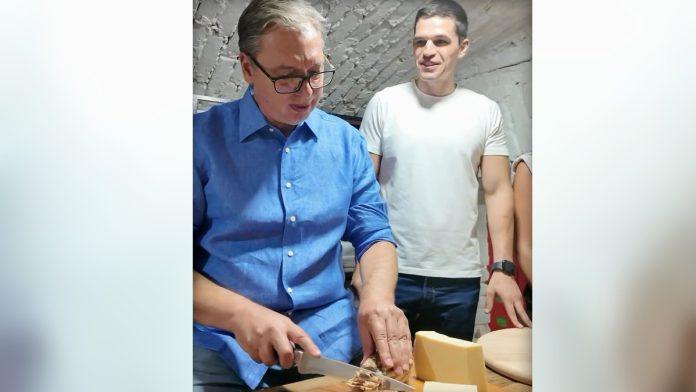 “veceras-smo-radili-na-listi-za-poslanike”-vucic-objavio-video-sa-palica:-“sastao-sam-se-sa-mladim-ljudima-i-resio-da-ih-posluzim-slaninicom”-(video)