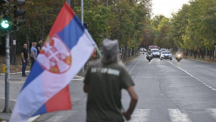 nacija-slozno-docekala-generala:-mladic-poslednji-put-ujedinio-srbe,-snimci-koji-su-gradani-podelili-govore-vise-od-reci-(video) nacija-slozno-docekala-generala:-mladic-poslednji-put-ujedinio-srbe,-snimci-koji-su-gradani-podelili-govore-vise-od-reci-(video)